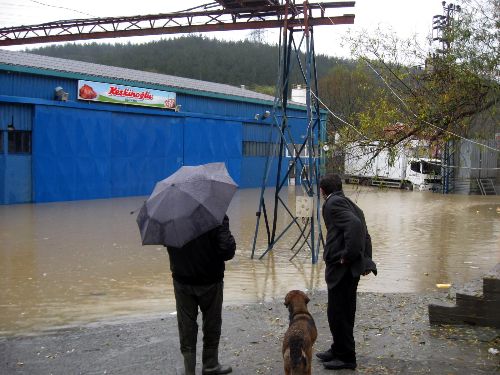 Fabrikası sular altında kaldı!