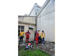 Tatbikatta İtfaiye Eri 5 Metre Yüksekten Rögara Düştü, Ayak Bileği Kırıldı