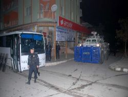 İzmir'de Gösteri Yapan Grup İşyerleri Ve Araçlara Zarar Verdi