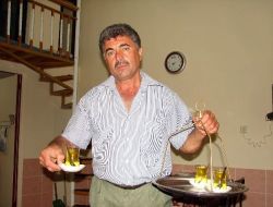 30 Yıldır Yolda Kalanları Misafir Ediyor