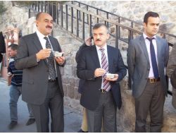 Umut Derneği Bin 500 Kişiye Aşure Dağıttı