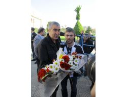 Beşiktaş Kafilesi Samsun'da Çiçeklerle Karşılandı