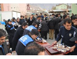 Hakkari Polisi Aşure Dağıtımını Geleneksel Hale Getirdi