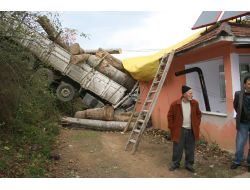 Tomruk Yüklü Kamyon Eve Girdi