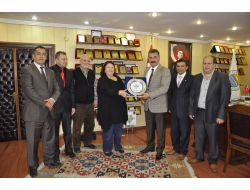 Velilerden Okullarını Boyatan Başkana Teşekkür Plaketi