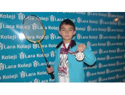 Lara Koleji Öğrencisi Badmintonda Türkiye İkincisi Oldu