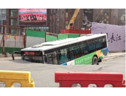 Çin'de “yer Yarıldı” Belediye Otobüsü İçine Düştü