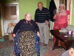 İki Engelli Çocuğu Olan Sakat Kadına Sandalye Tekerlekli Sandalye Verildi