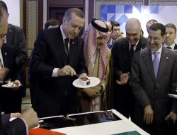 Başbakan Erdoğan, Arap Konuklarına 'Filistin Pastası' Yedirdi