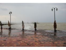 Lodos Ve Yağmur Edremit Körfezi'ni Esir Aldı