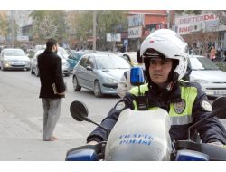 Engelli Vatandaşı Trafiğin Ortasından Polis Kurtardı