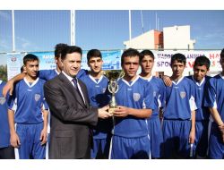 Halı Saha Ve Voleybolda Dereceye Giren Okul Takımlarına Ödül Yağdı