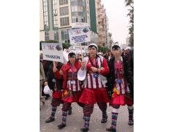 Engelliler Barış Güvercini Uçurup, Sevgi İçin Yürüdü