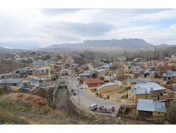 Yol Ortasındaki Mezar, Görenleri Şaşırtıyor