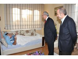 Kılıçdaroğlu, Sanatçı Zihni Göktay'ı Hasta Yatağında Ziyaret Etti