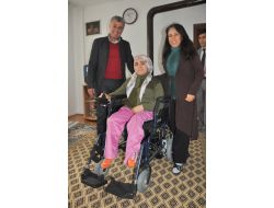 Başkan Sözen, Engelli Anneye Tekerlekli Sandalye Hediye Etti