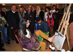 Engelli Bayan Ayaklarıyla Yaptığı Resimleri Alanya'da Sergiledi