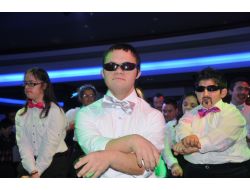 Engelli Öğrencilerden 'Gangnam Style' Dans