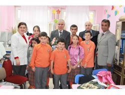 Başkan Yenihan, Atatürk İlköğretim Okulu Engelli Sınıfını Ziyaret Etti
