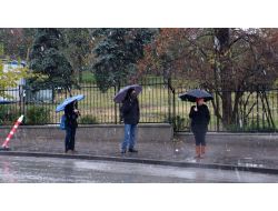 Ankara'ya Mevsimin İlk Karı Düştü