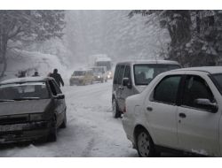 Uludağ'a Kar Yağdı, Araçlar Yollarda Kaldı!