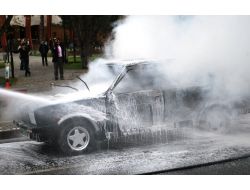 Seyir Halindeki Otomobil Alev Aldı, 2 Kişi Yanmaktan Son Anda Kurtuldu