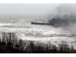 Kilyos'taki Gemi Dalgalarla Boğuşuyor