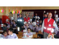Sinop Kızılayı Öğrencilere Kumbara Dağıttı
