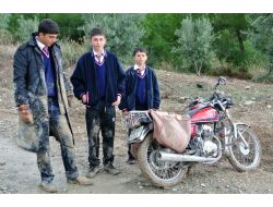 Servise Motosikletle Yetişmeye Çalışan Öğrenciler Kaza Yaptı