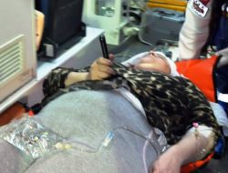 Evinin Önünde Bıçaklanan Kadın, Hastaneye Karnındaki Bıçakla Getirildi