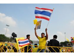 Tayland Kralı, 6 Yıl Aradan Sonra Halkını Selamladı‏