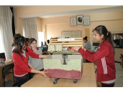 Doğal Afete Çözüm Bulan Kız Meslek Liseliler Tübitak Yarışmasına Hazırlanıyor