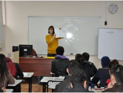 İspanyol Öğretim Görevlisi Üniversitede İngilizce Eğitimi Veriyor