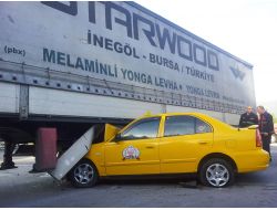 Ticari Taksi Tır'ın Altına Girdi: 3 Yaralı