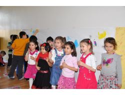 Cihan Anaokulu'nda Öğrencilere Düğme Dikme Öğretiliyor