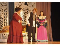 Sultan 5. Murad'ın Çırağan Günleri Tiyatro Sahnesinde