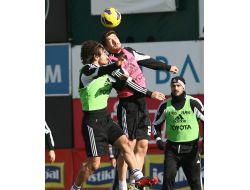 Eskişehirspor'a Hazırlanan Beşiktaş'ta Oyunculara Gemliklilerden Baklava İkramı