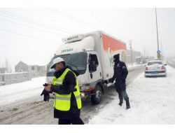 Başkale'de Kar Yağışı: Taşımalı Eğitime Bir Gün Ara Verildi, 25 Köy Yolu Kapandı