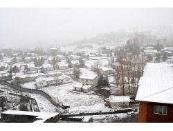 Hakkari'de Kış: Kar Yağışı Sebebiyle Çok Sayıda Köy Yolu Ulaşıma Kapandı