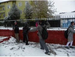 Kırıkkale’de İlk Kar Yağdı, Aç Kalmasın Diye Kuşlar Beslendi