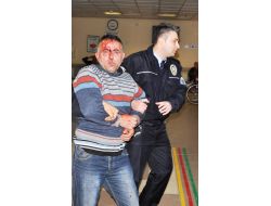 Kavga Eden Baba-oğul, Aralarına Giren Polisleri Darp Etti