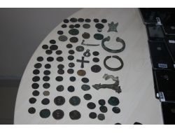 Roma Dönemine Ait Tarihi Eserleri Parkta Satmak İsterken Yakalandı