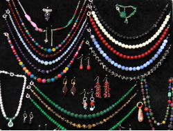 Enerji Deposu Şifalı Taşlar, Tarihi Sokakta Takıya Dönüşüyor