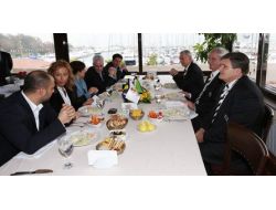 Fenerbahçe, Mönchengladbach Yöneticilerine Yemek Verdi