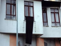Kapatılan Dtp Hatay İl Başkanlığı Parti Binasına Siyah Bayrak Astı