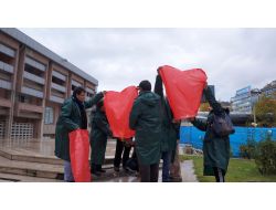 Oturma Eylemine 'Virgül' Koyan Öğretmenler, Bakanlık Bahçesinde Balon Uçurdu