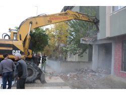 Kaçak Depo Belediye Tarafından Yıkıldı