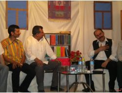 Öğretmenler Tiyatrosu 'Çiçekler Açarken' Oyununu Sahneledi