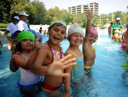 Küçük Timsahlar Havuza Girdi!