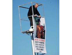 Kayıp Kızının Bulunması İçin Mobese Direğine Çıktı